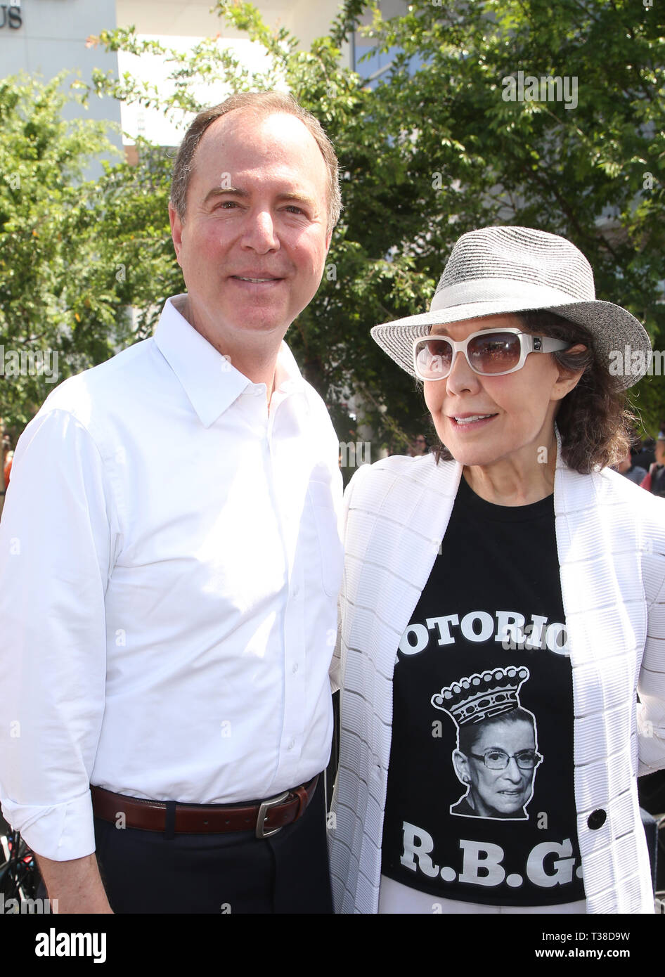 Los Angeles, CA, USA. Apr 7, 2019. M. Adam Schiff, Lily Tomlin, à grande ouverture de la Los Angeles du Centre LGBT Anita peut Rosenstein Campus à Anita peut Rosenstein Campus à Los Angeles, Californie le 7 avril 2019. Credit : Faye Sadou/media/Alamy Punch Live News Banque D'Images