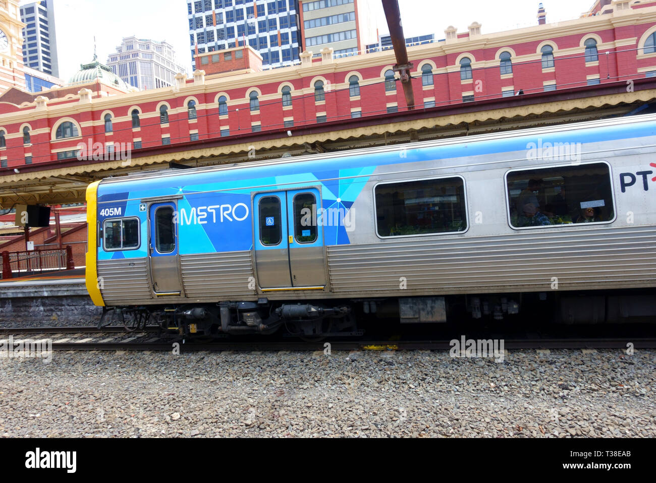 Metro Train à la gare de Flinders Street, Melbourne, Victoria, Australie Banque D'Images