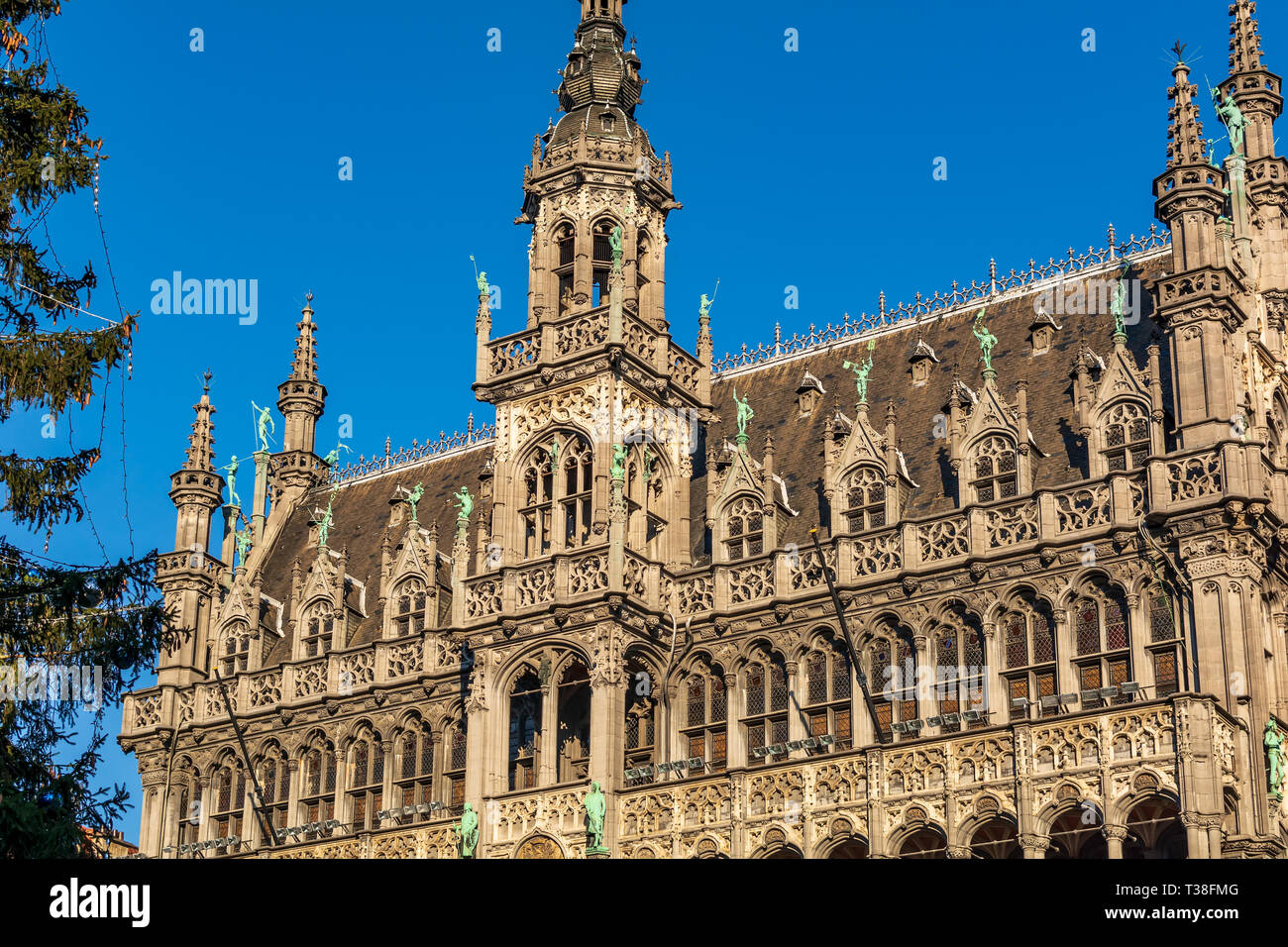 Façade néo-gothique en grève et le toit du musée de la ville de Bruxelles. Banque D'Images