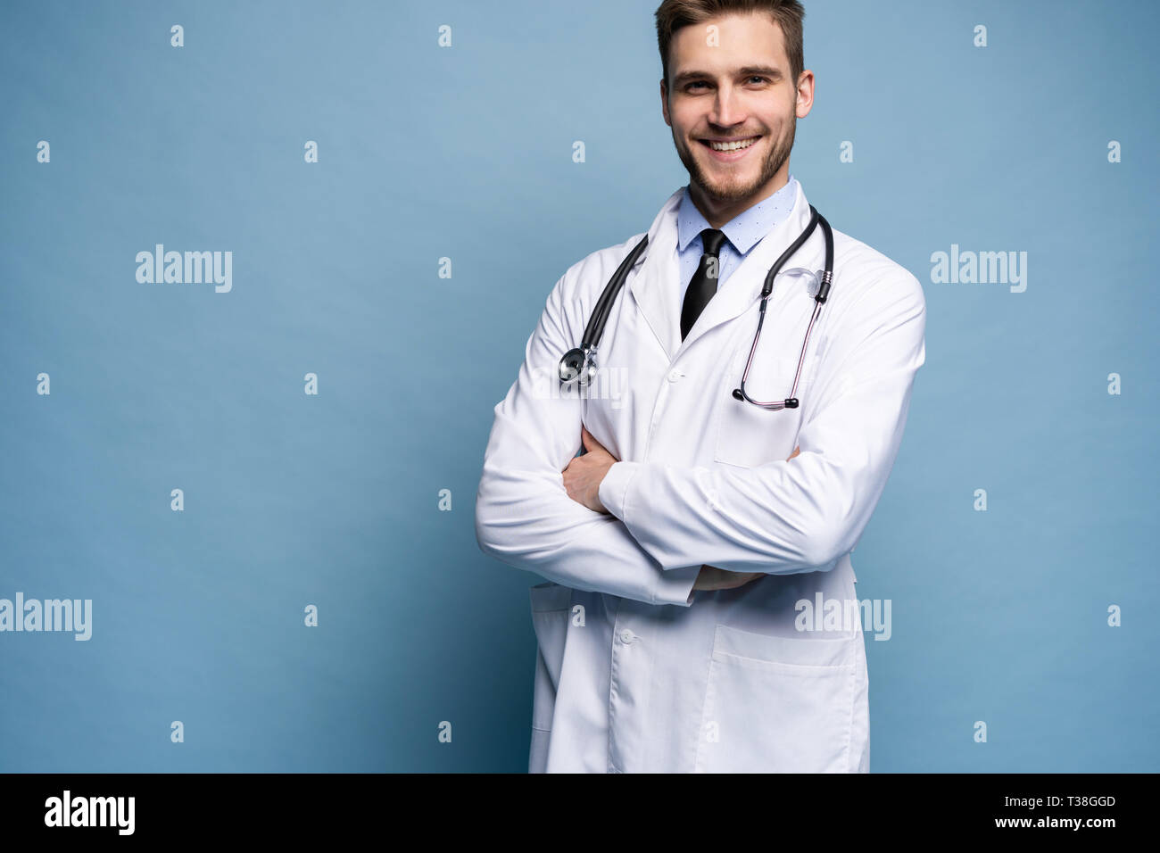 Portrait of jeune médecin sur fond bleu. Banque D'Images