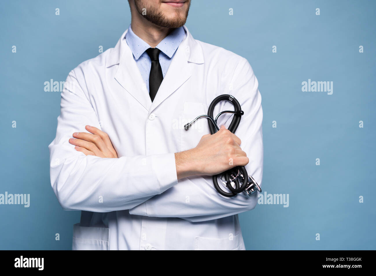 Portrait of jeune médecin sur fond bleu. Banque D'Images