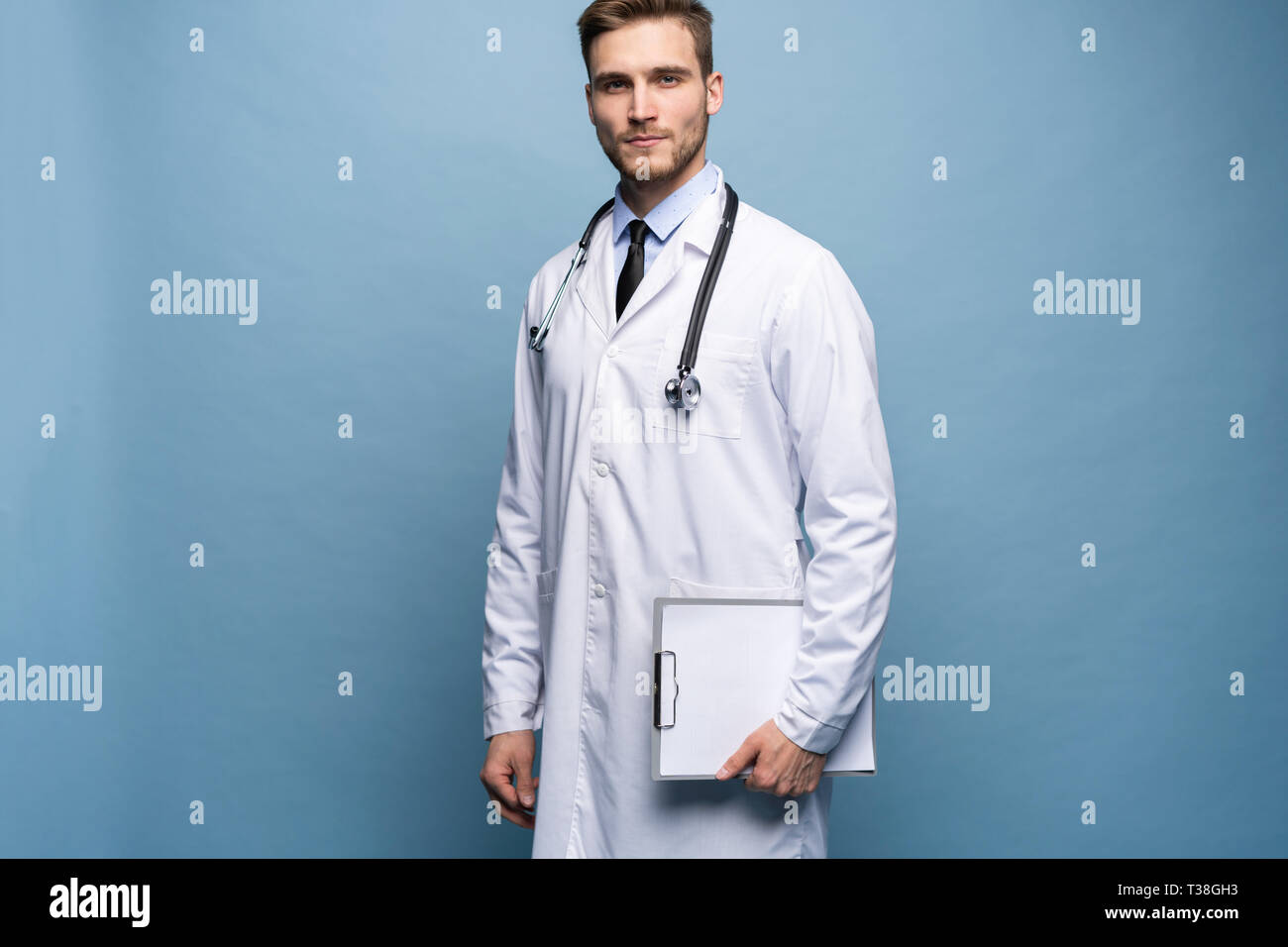 Portrait of jeune médecin sur fond bleu. Banque D'Images
