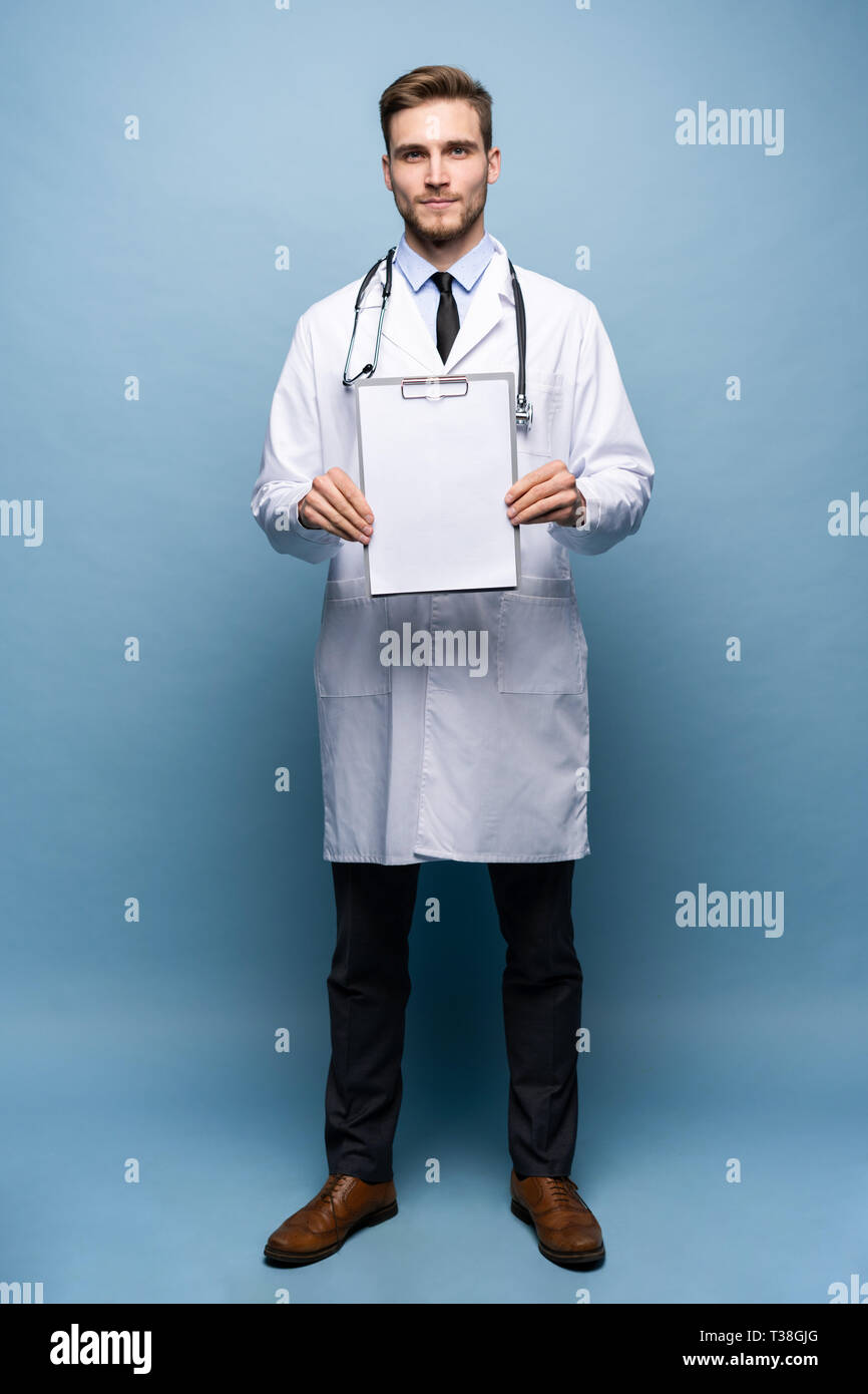 Médecin Homme debout avec dossier, Doc est le port de l'uniforme blanc et une cravate, se dresse sur un fond bleu clair. Banque D'Images