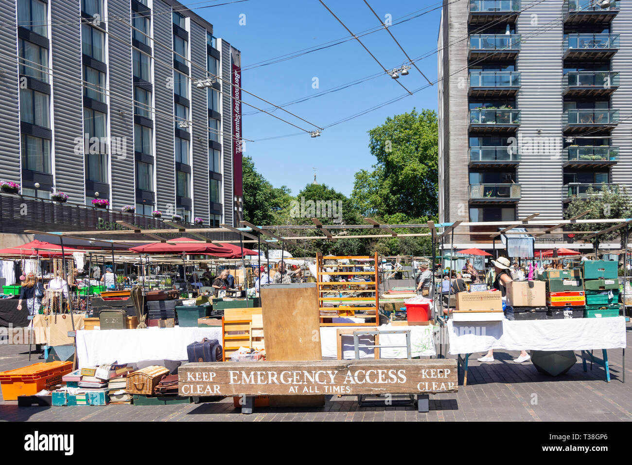 Les étals du marché, marché d'Antiquités de Bermondsey Square, London Bridge, London Bridge, Royal Borough de Southwark, Londres, Angleterre, Royaume-Uni Banque D'Images