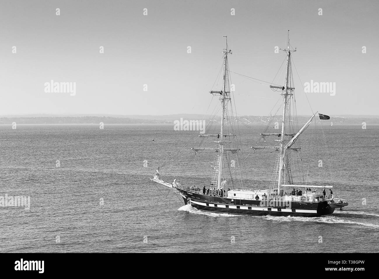 Photo en noir et blanc de la Tall Ship, TS, royaliste en cours, alors qu'elle quitte le port de Portsmouth, Royaume-Uni. 01 avril 2019. Banque D'Images