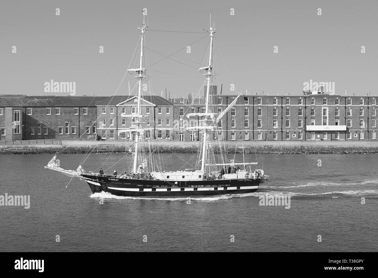 Photo en noir et blanc de la Tall Ship, TS, royaliste en cours, passant Fort blockhaus, Gosport, comme elle quitte le port de Portsmouth, Royaume-Uni. 1er avril 2019. Banque D'Images