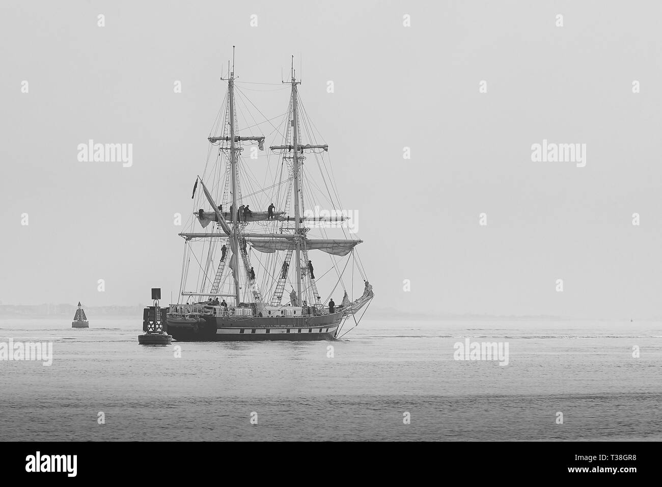 Photo en noir et blanc de marins sur le navire de formation, TS (royaliste), grand voilier au départ du Port de Southampton, 28 mars 2019. Banque D'Images