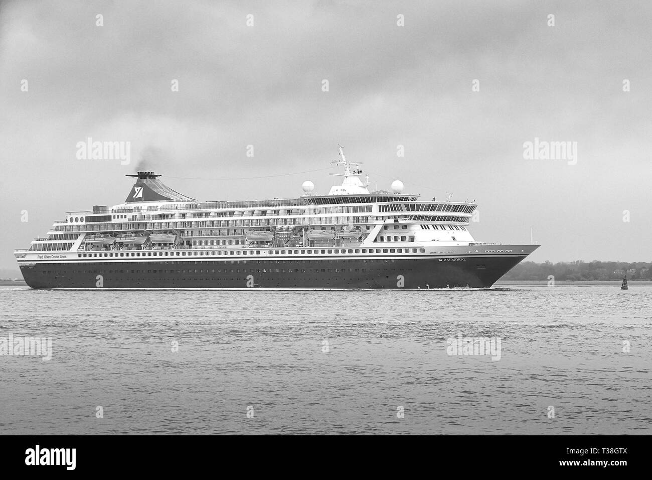 Photo en noir et blanc de la FRED OLSEN CRUISE LINES, bateau de croisière, Balmoral, en cours, au départ du Port de Southampton, Royaume-Uni. 22 mars 2019. Banque D'Images