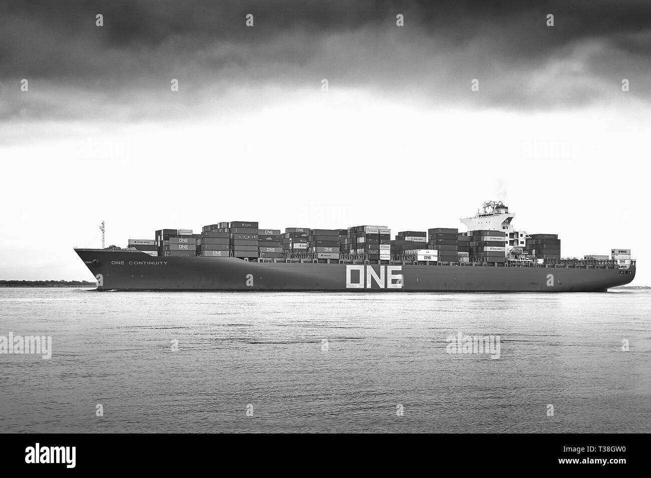 Photo en noir et blanc de l'océan Express réseau porte-conteneurs, une continuité, en cours, En Route de Hambourg pour le Port de Southampton, Royaume-Uni. Banque D'Images