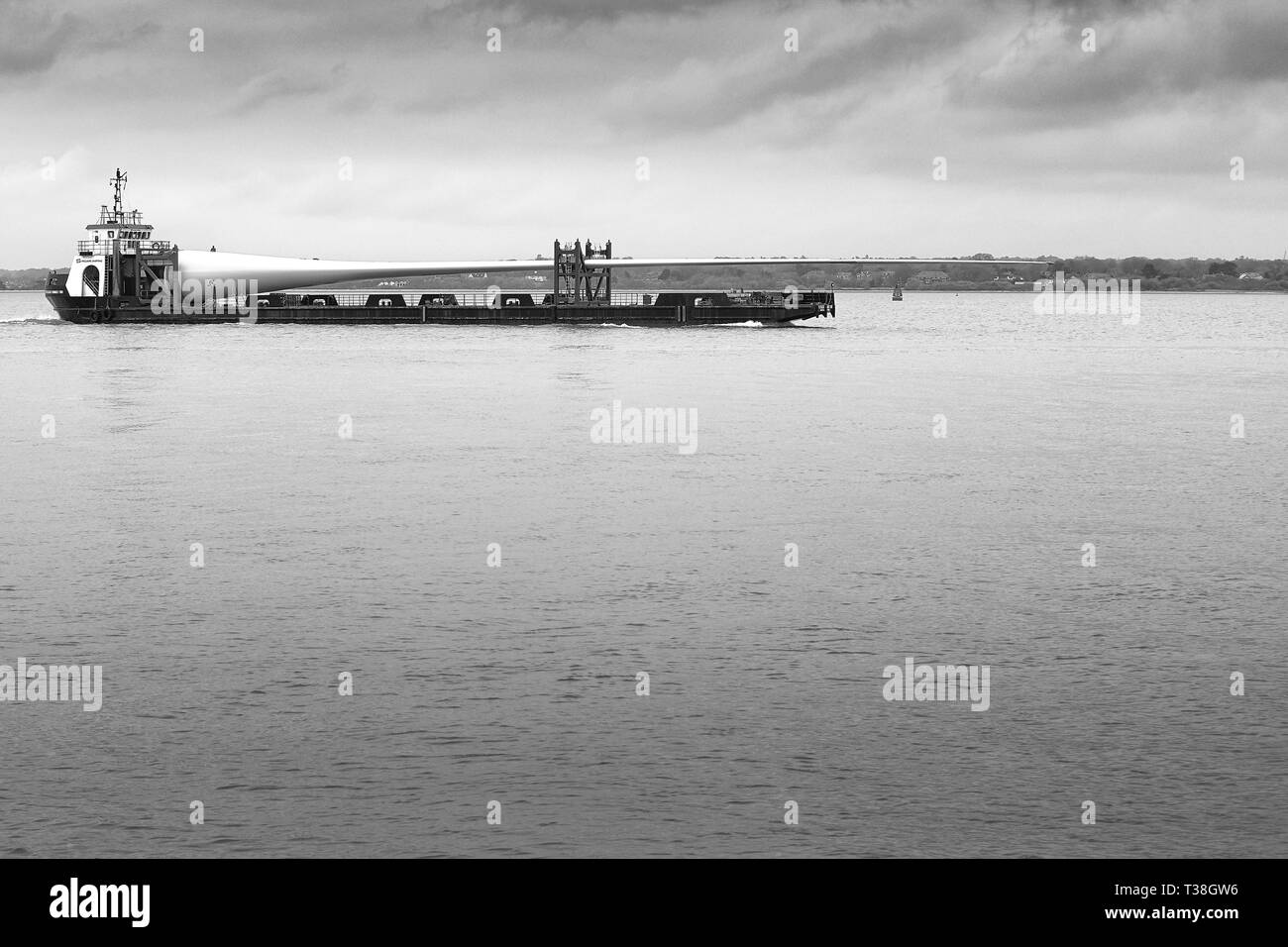 Photo en noir et blanc des 75 mètres de long LAMES VESTAS UK LTD, MTB BLADE RUNNER DEUX, Pont d'un cargo, au départ du port de Southampton, Hampshire, Royaume-Uni. Banque D'Images