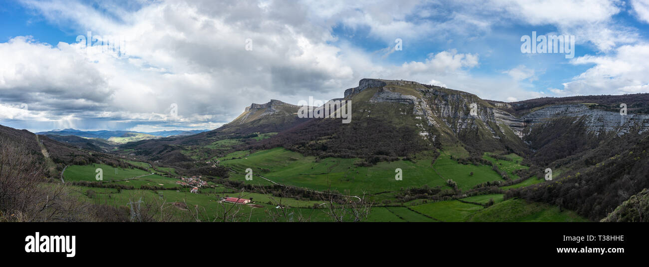 Montagnes vallée Angulo sous les nuages à Burgos, Espagne Banque D'Images