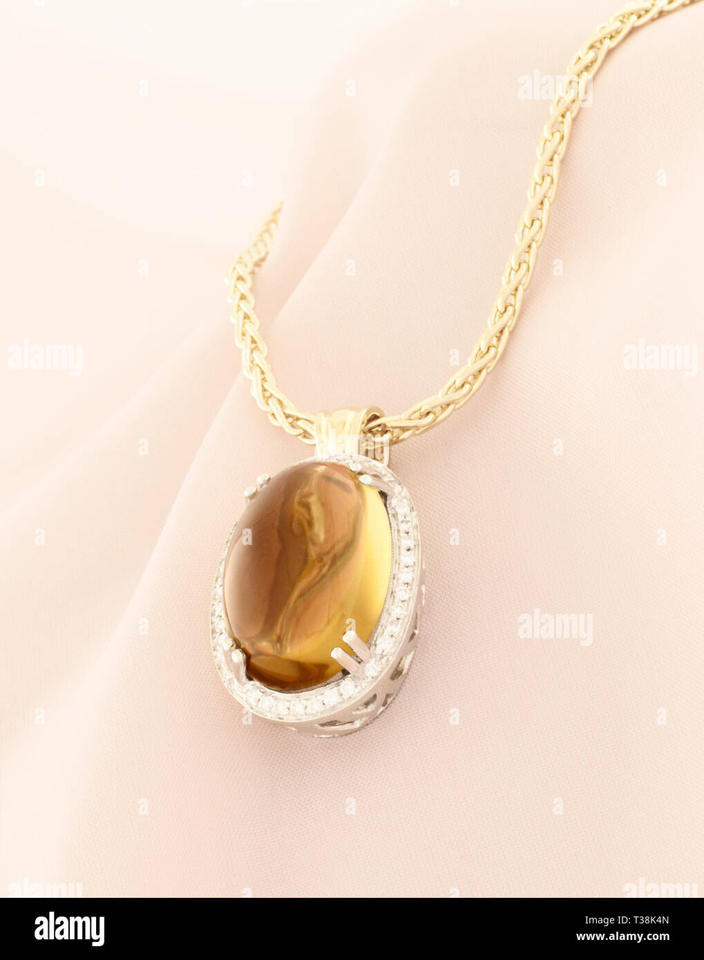 Pendentif en or blanc et jaune avec de la chaux, le quartz et le diamant Banque D'Images