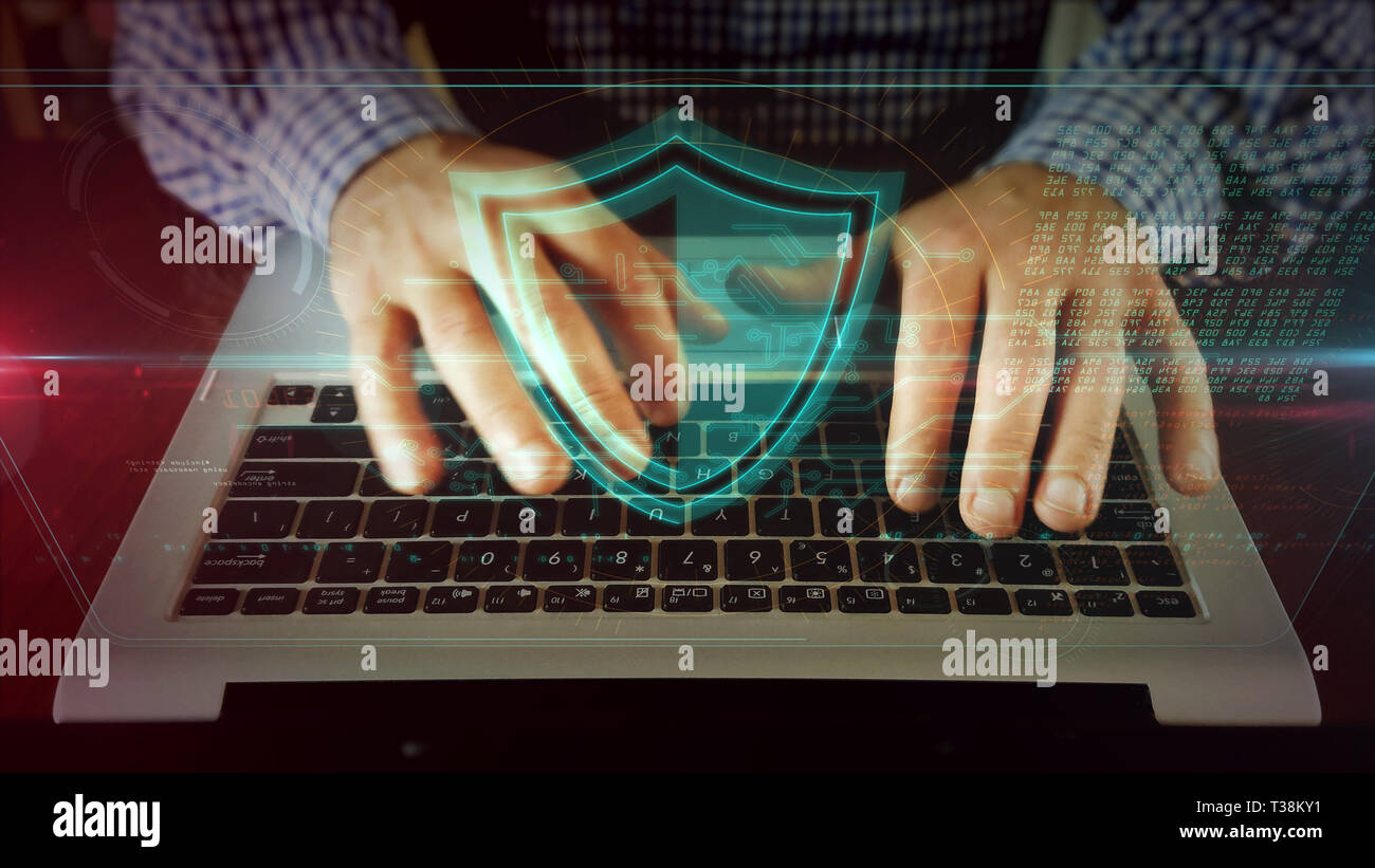 Man typing on laptop keyboard regardant pour la protection sur l'écran holographique. Sécurité sur Internet, la cyber sécurité et protection de l'ordinateur concept. Vue avant du w Banque D'Images