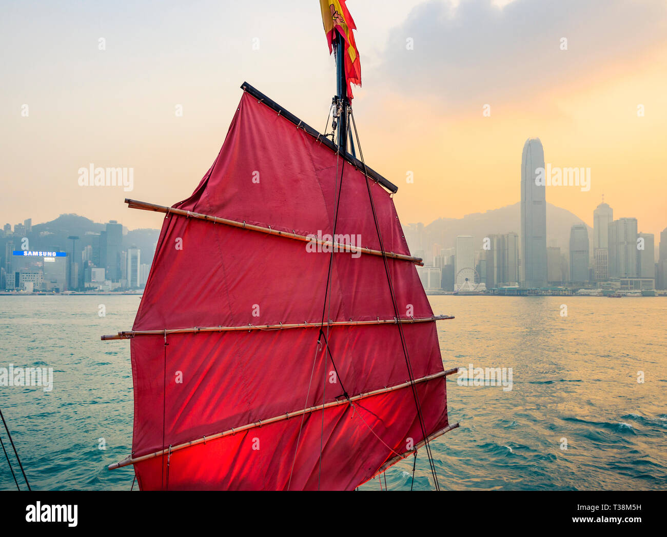 Détail de la voile Aqualuna junk boat au coucher du soleil avec l'horizon derrière l'île de Hong Kong, le port de Victoria, Hong Kong Banque D'Images