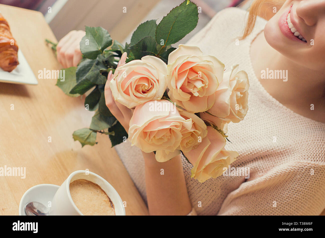 Jeune Femme Gaie Avec Bouquet De Fleurs En Mains La Celebration Anniversaire A Vintage Restaurant Belle Fille De Sweater Holding Rose Flowers In Hands Photo Stock Alamy