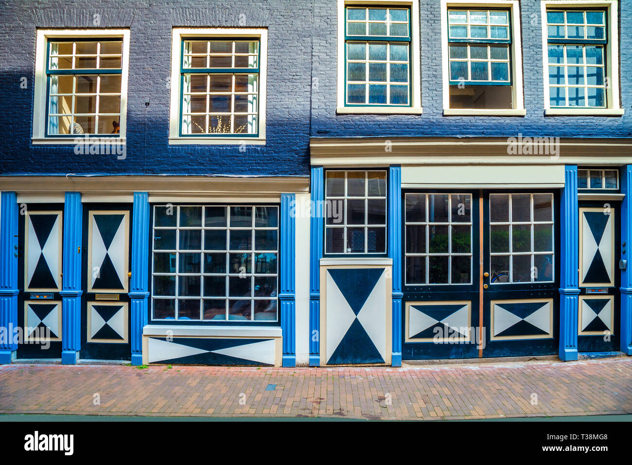 Maison en brique rustique. Entrée fermée vide décoration portes et fenêtres avec façade vintage, Amsterdam, Pays-Bas, Europe Banque D'Images