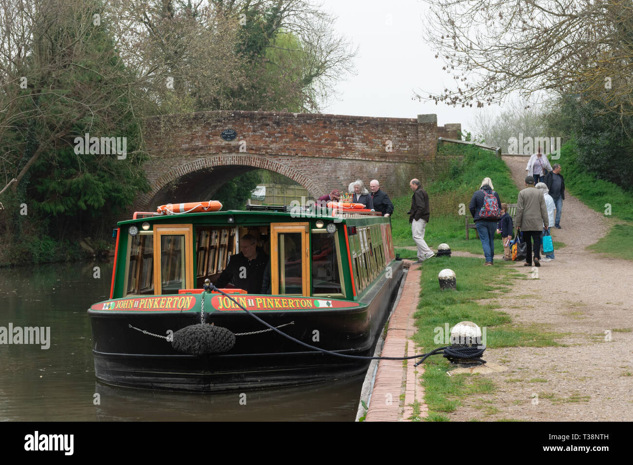 Les membres du public à bord du John Pinkerton 15-04 pour une excursion en bateau ou croisière sur le Canal de Basingstoke, Hampshire, à Odiham UK Banque D'Images