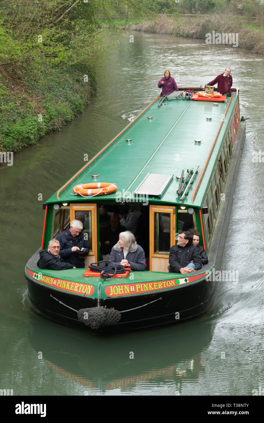 Les membres du public bénéficiant d'un voyage en bateau ou croisière sur le John Pinkerton 15-04 sur le canal près de Basingstoke, Hampshire, Royaume-Uni Odiham Banque D'Images