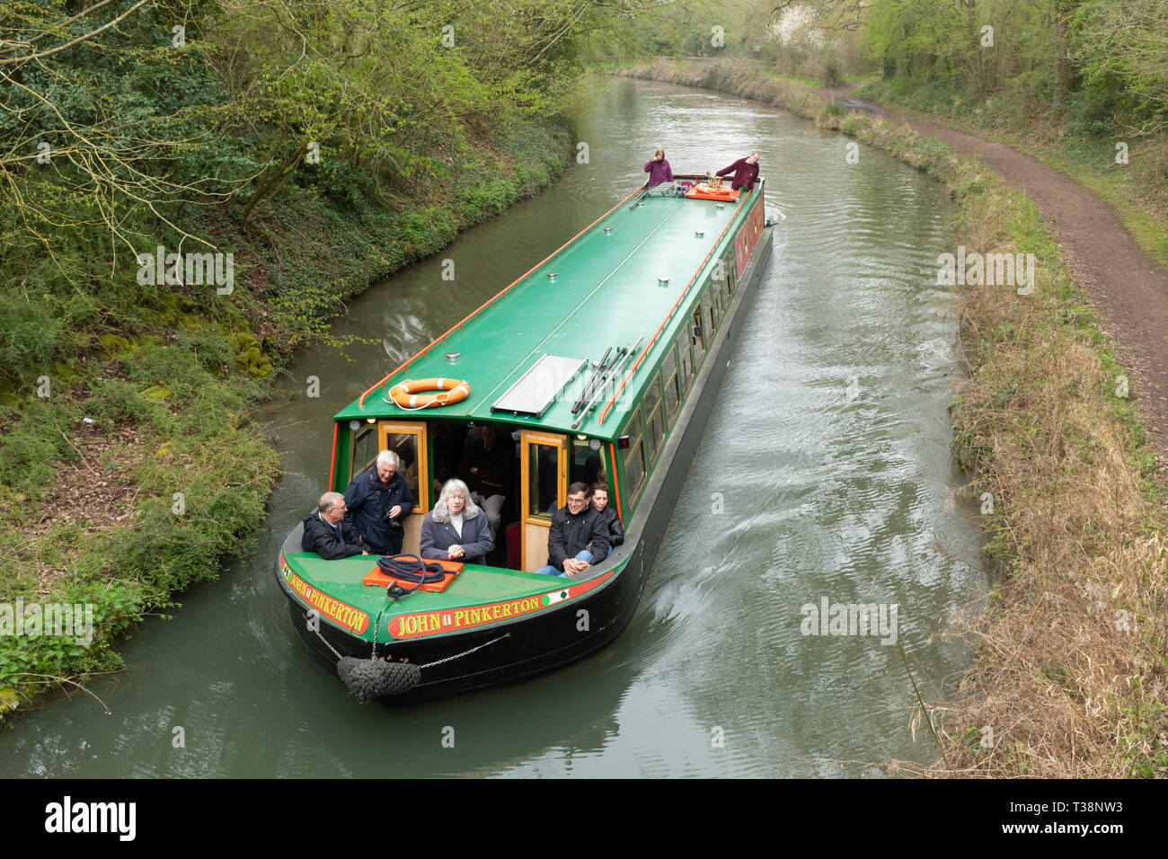 Les membres du public bénéficiant d'un voyage en bateau ou croisière sur le John Pinkerton 15-04 sur le canal près de Basingstoke, Hampshire, Royaume-Uni Odiham Banque D'Images