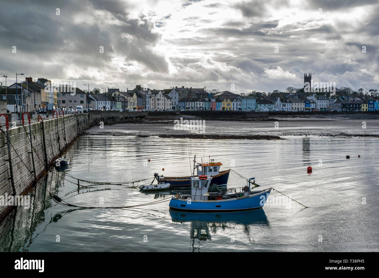 Il s'agit de Donaghadee Port et le phare sur la côte est de l'Irlande du Nord. Les bateaux de pêche sont ancrés dans l'eau calme Banque D'Images