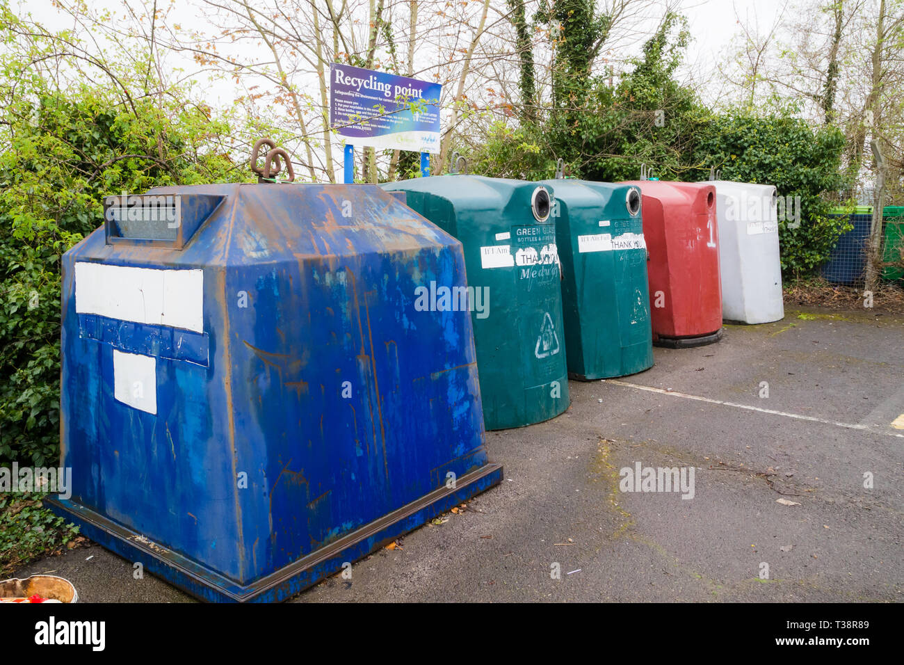 Upnor point de recyclage. Des conteneurs de recyclage dans un parking à point de recyclage. Banque D'Images