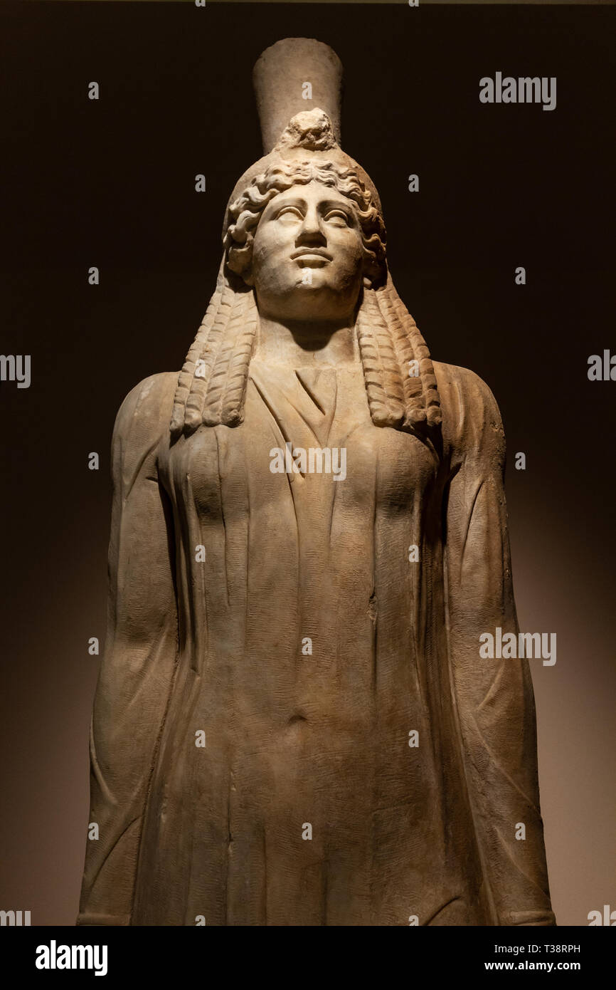 Statue de la déesse égyptienne Isis, déesse, probablement au Musée Archéologique de Marathon à Athènes, Grèce. Banque D'Images
