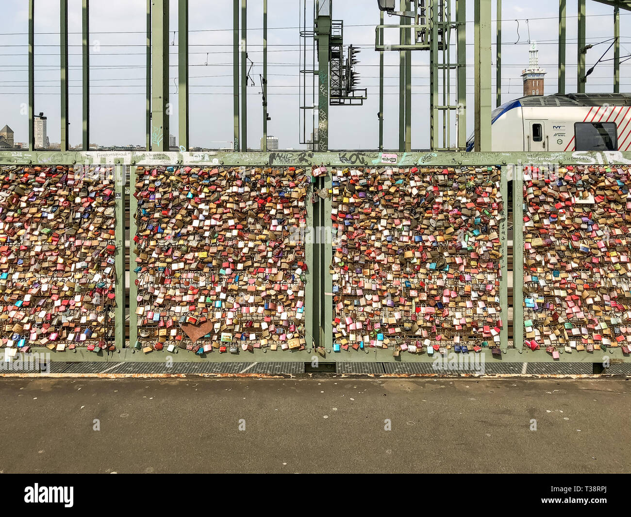 Cologne, Allemagne, 6 avril 2019. D'innombrables cadenas colorés par les amateurs de gauche sur une clôture sur pont Hohenzollern Banque D'Images