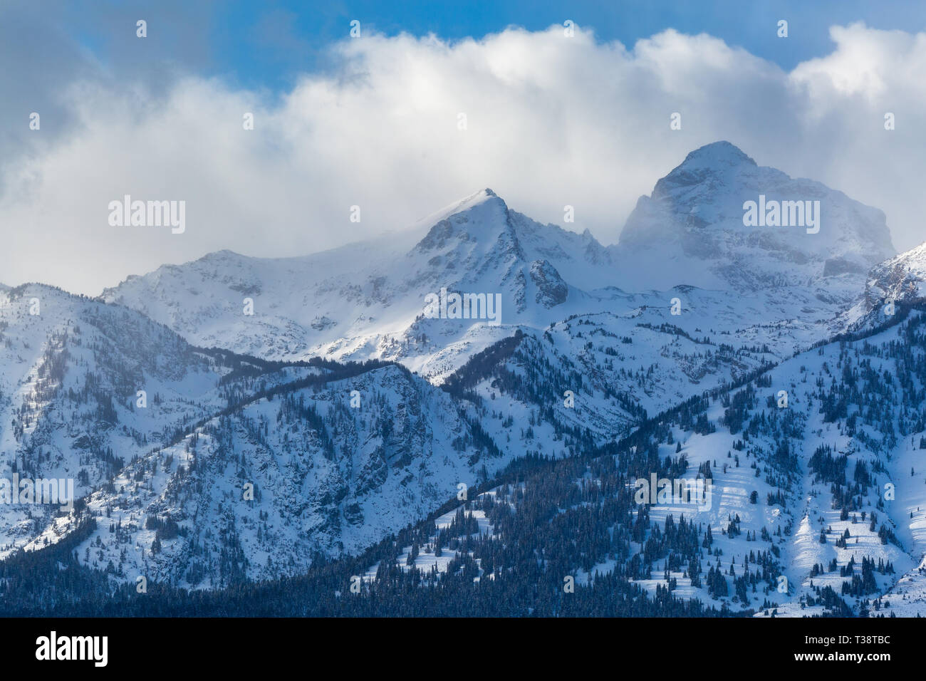 Buck Mountain Peak statique et sortant de nuages au-dessus de l'hiver de compensation Teton Mountains. Parc National de Grand Teton, Wyoming Banque D'Images