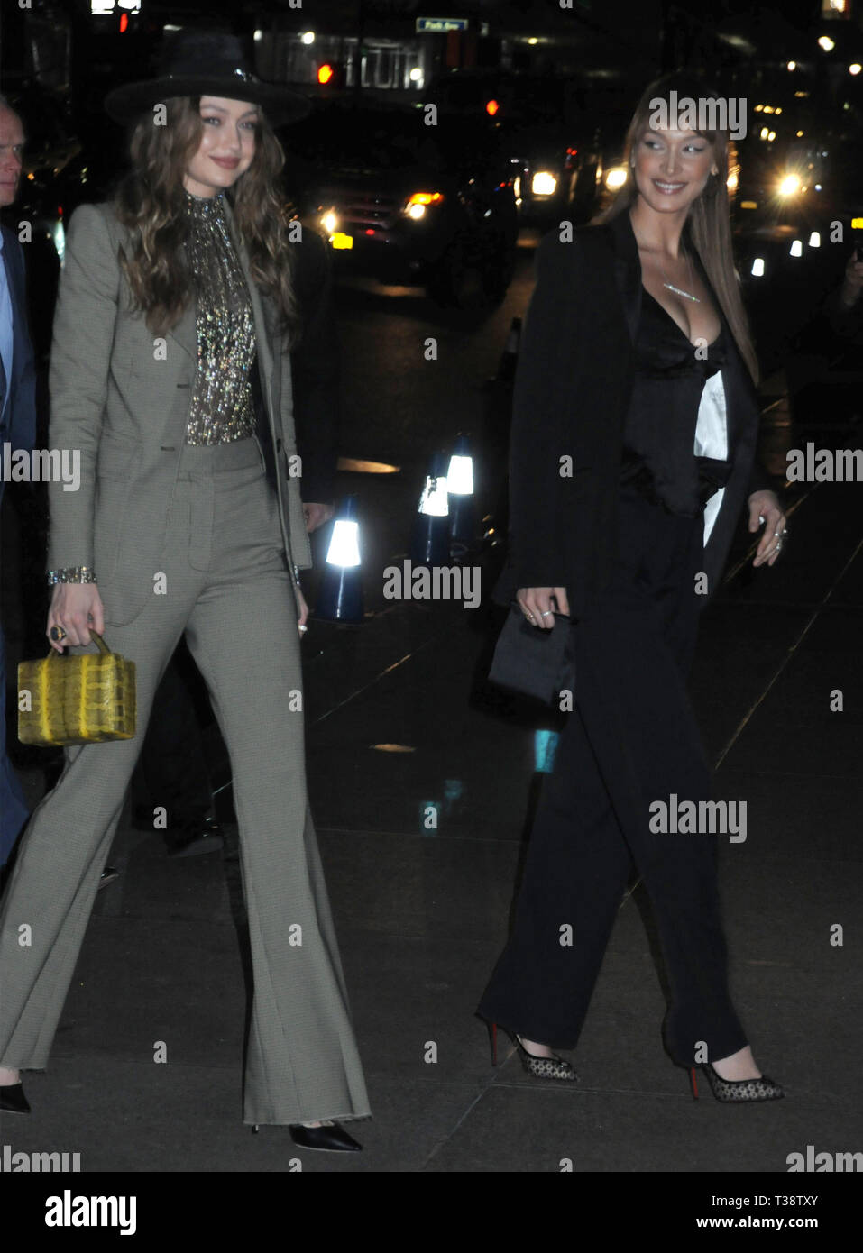 6 avril 2019 - New York, New York, États-Unis - 6 avril 2019 - New York, New York - Gigi Hadid et Bella Hadid arrivent à la réception de mariage de Marc Jacobs et Char Defrancesco, qui a eu lieu à la piscine. Crédit photo : LJ Fotos/AdMedia (crédit image : © Ylmj/AdMedia) Banque D'Images