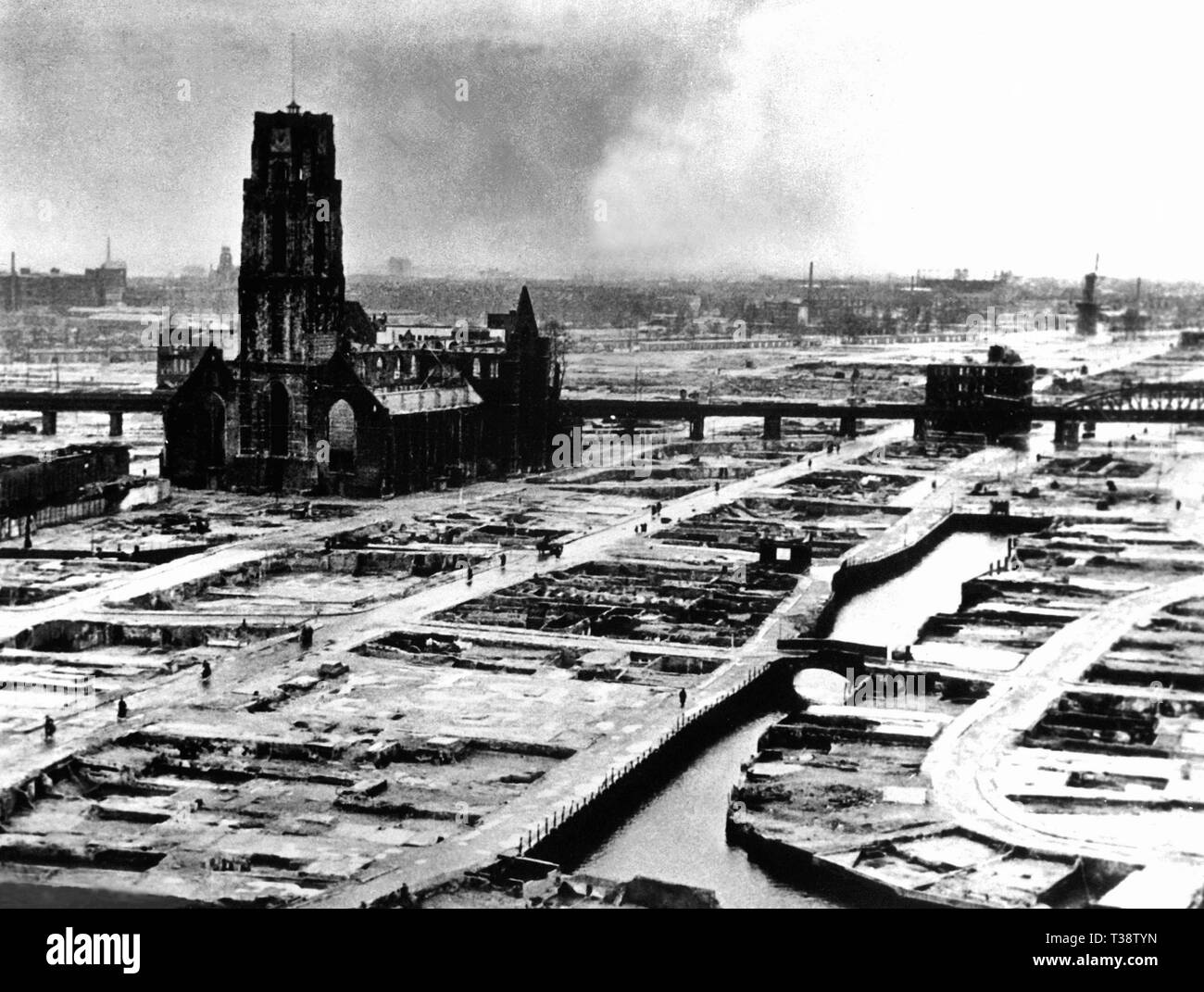L'ultimatum allemand commandant le commandant néerlandais de Rotterdam à cesser le feu lui ont été livrés à 10:30h le 14 mai 1940. À 13:22h, les bombardiers allemands définir l'ensemble de la ville de Rotterdam en feu, tuant 814 de ses habitants." La photo a été prise après l'enlèvement de débris. Banque D'Images