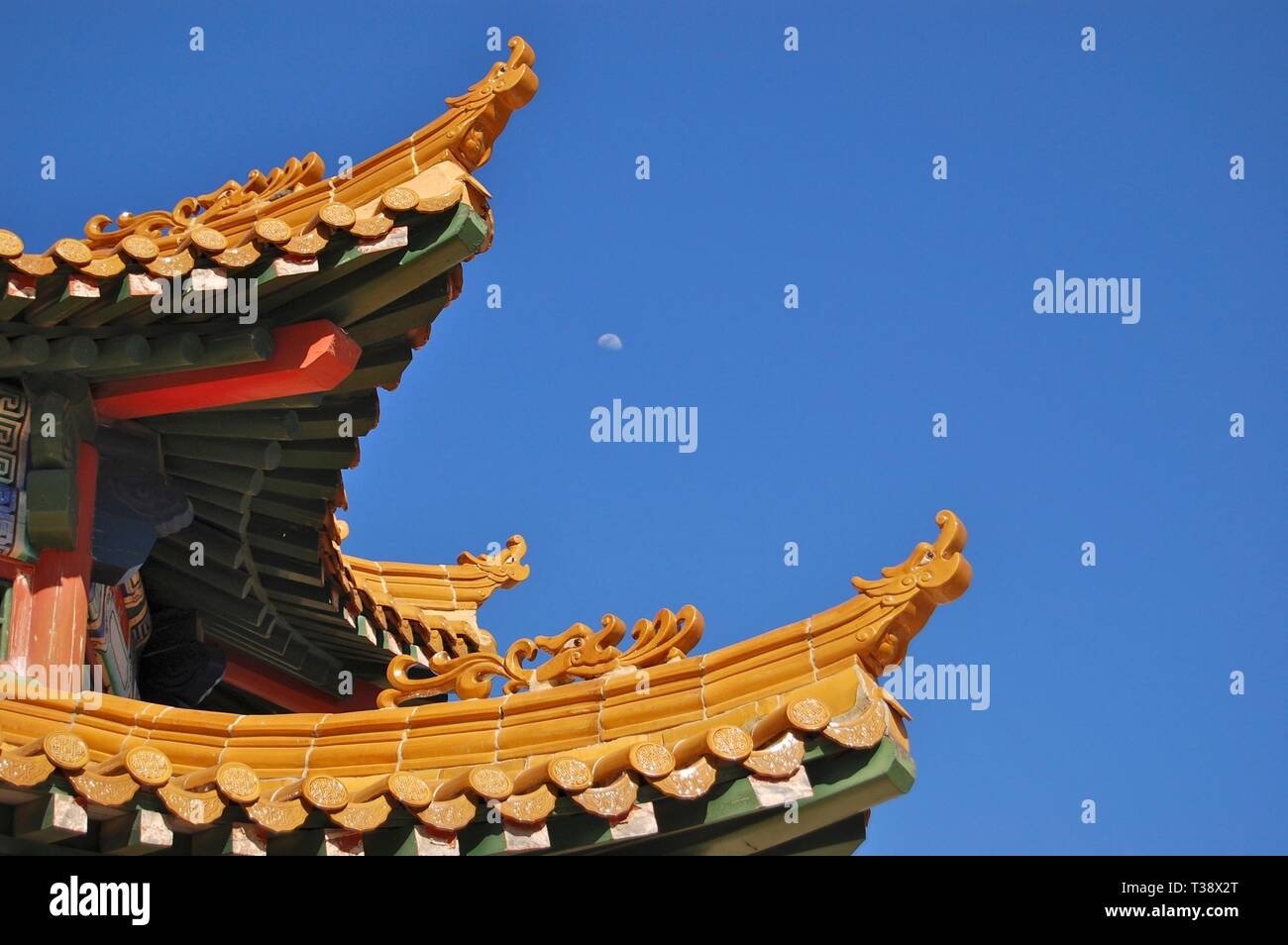 Toit pagode chinoise et la Lune dans la journée Banque D'Images