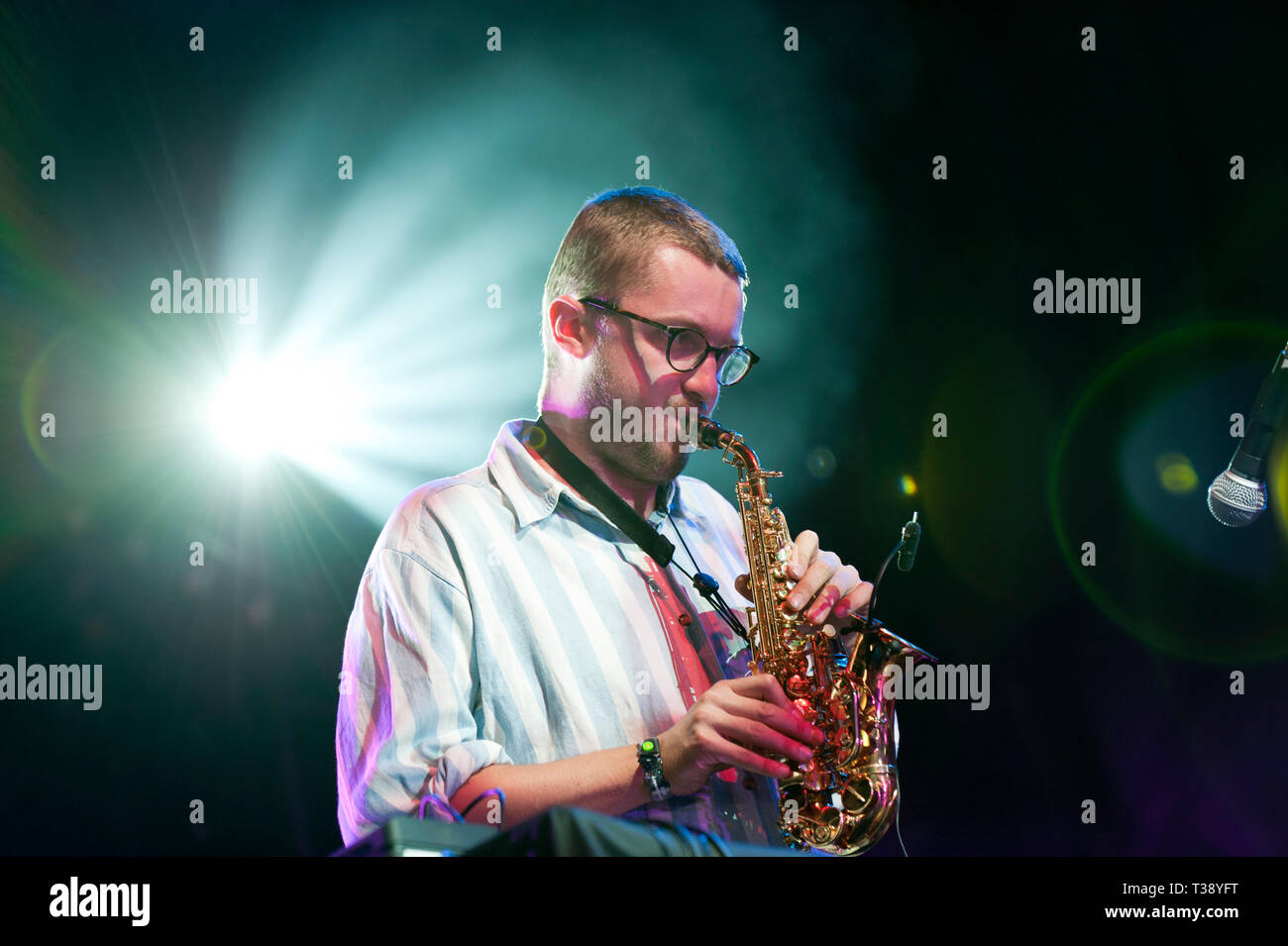 Le saxophoniste alto, Jack Wyllie du Portico Quartet concert au festival WOMAD, Charlton Park, Royaume-Uni Banque D'Images
