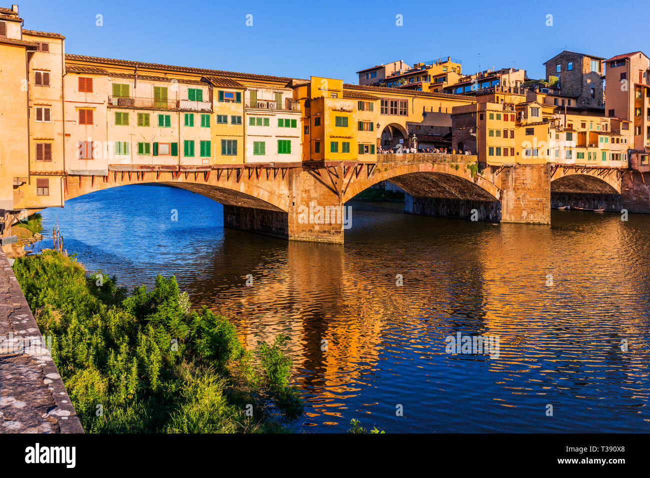 Florence, Italie. Le Ponte Vecchio sur l'Arno au coucher du soleil. Banque D'Images
