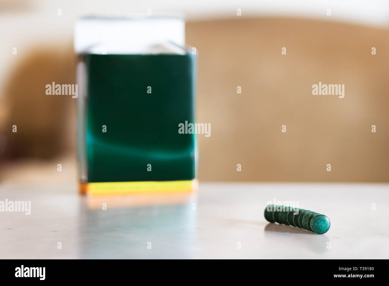 Comprimés de spiruline en ligne sur une table à côté d'un fort arrière-plan. Banque D'Images