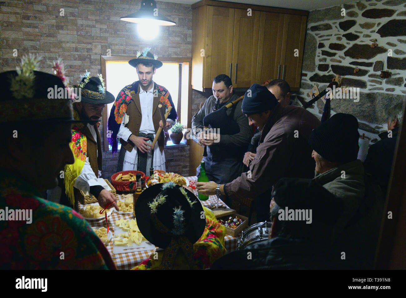 Festa Dos MoÃ§os, ou Festa de SÃ£o JoÃ£o Evangelista (Saint John évangéliste), une fête religieuse avec des racines dans les célébrations païennes du solstice d'hiver t Banque D'Images