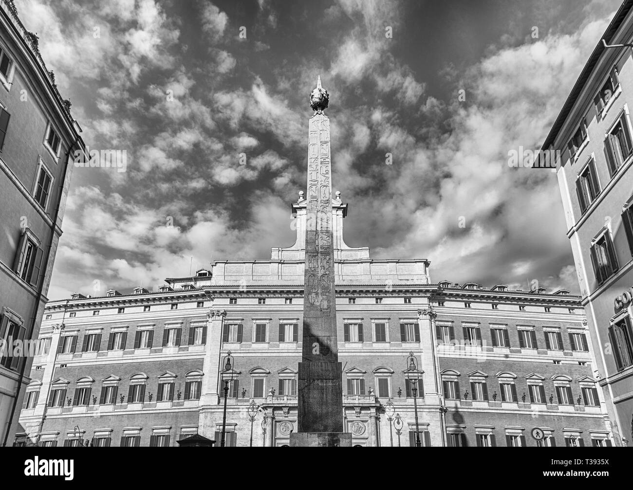 Façade du Palazzo Montecitorio, bâtiment emblématique dans le centre de Rome, Italie, le 18 novembre 2018. C'est le siège de la Chambre des Députés Italienne Banque D'Images