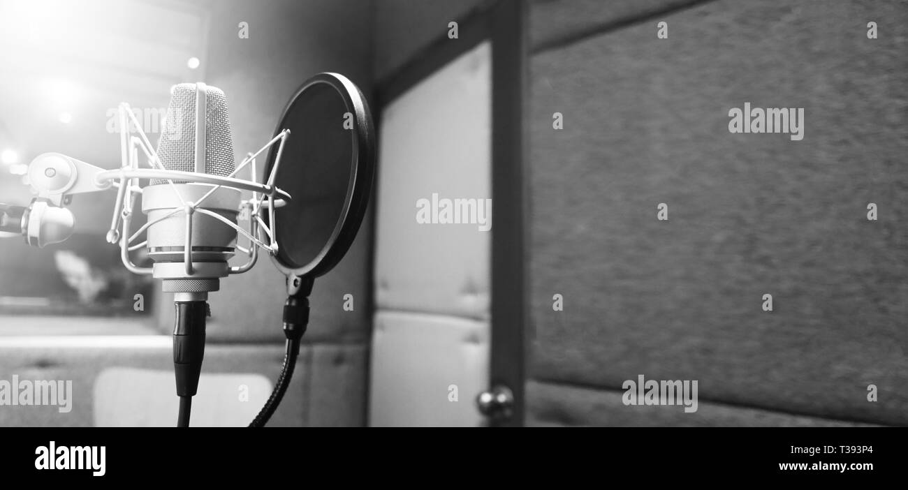 Microphone de studio avec suspension et filtre anti-pop sur trépied professionnel en mousse acoustique prix du meilleur de la production sonore sur l'air et le processus de mélange en mus Banque D'Images
