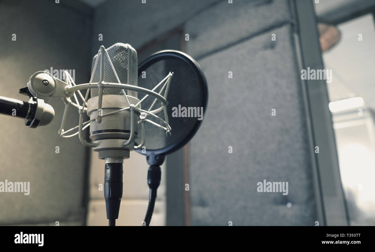 Microphone de studio avec suspension et filtre anti-pop sur trépied  professionnel en mousse acoustique prix du meilleur de la production sonore  sur l'air et le processus de mélange en mus Photo Stock 