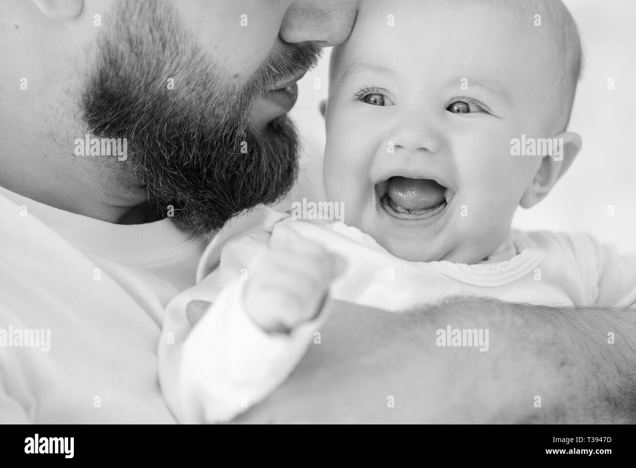 Happy baby girl en jeune père arms Banque D'Images