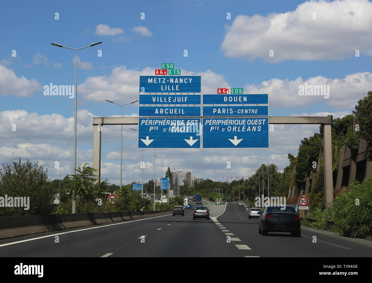 L'autoroute française à Paris en France et plus de place dans le signe de la circulation Banque D'Images