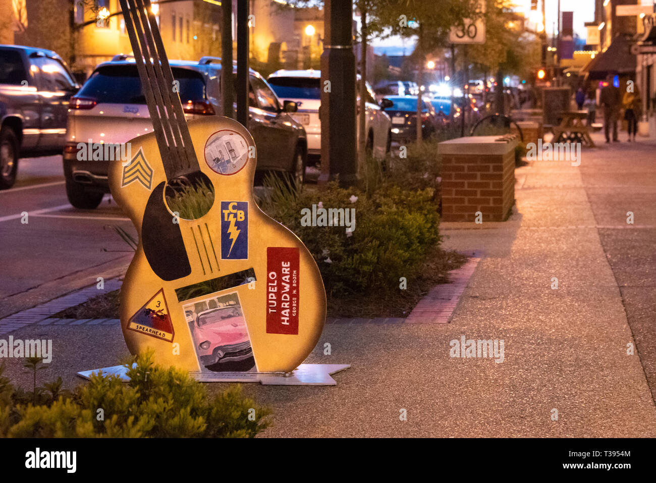L'art de la guitare d'Elvis en face de Tupelo entreprise de matériel le long de la rue principale au centre-ville historique de Tupelo, Mississippi. (USA) Banque D'Images