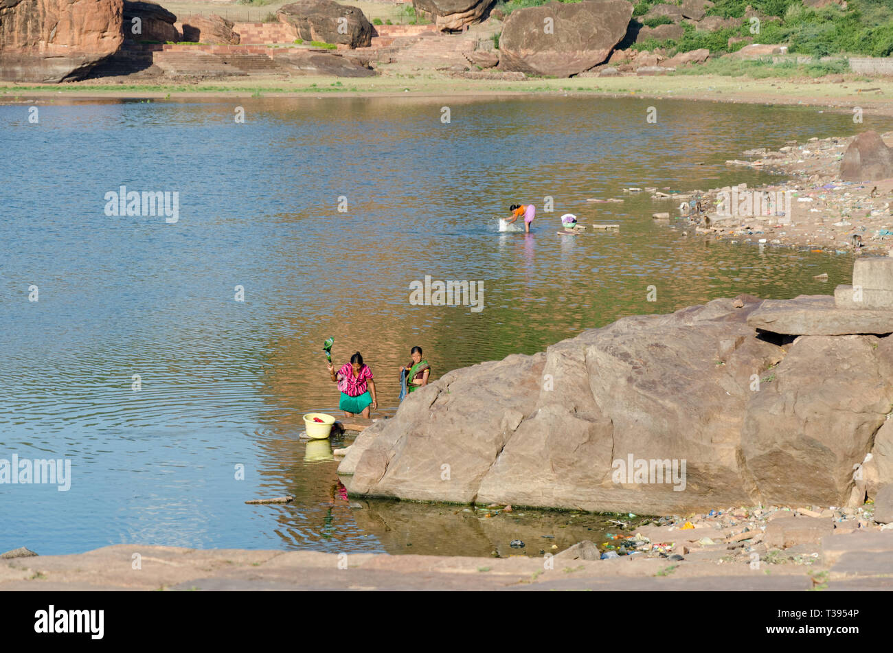 Les femmes lavent les vêtements sur les rives du lac Agastya à Badami, Karnataka, Inde Banque D'Images