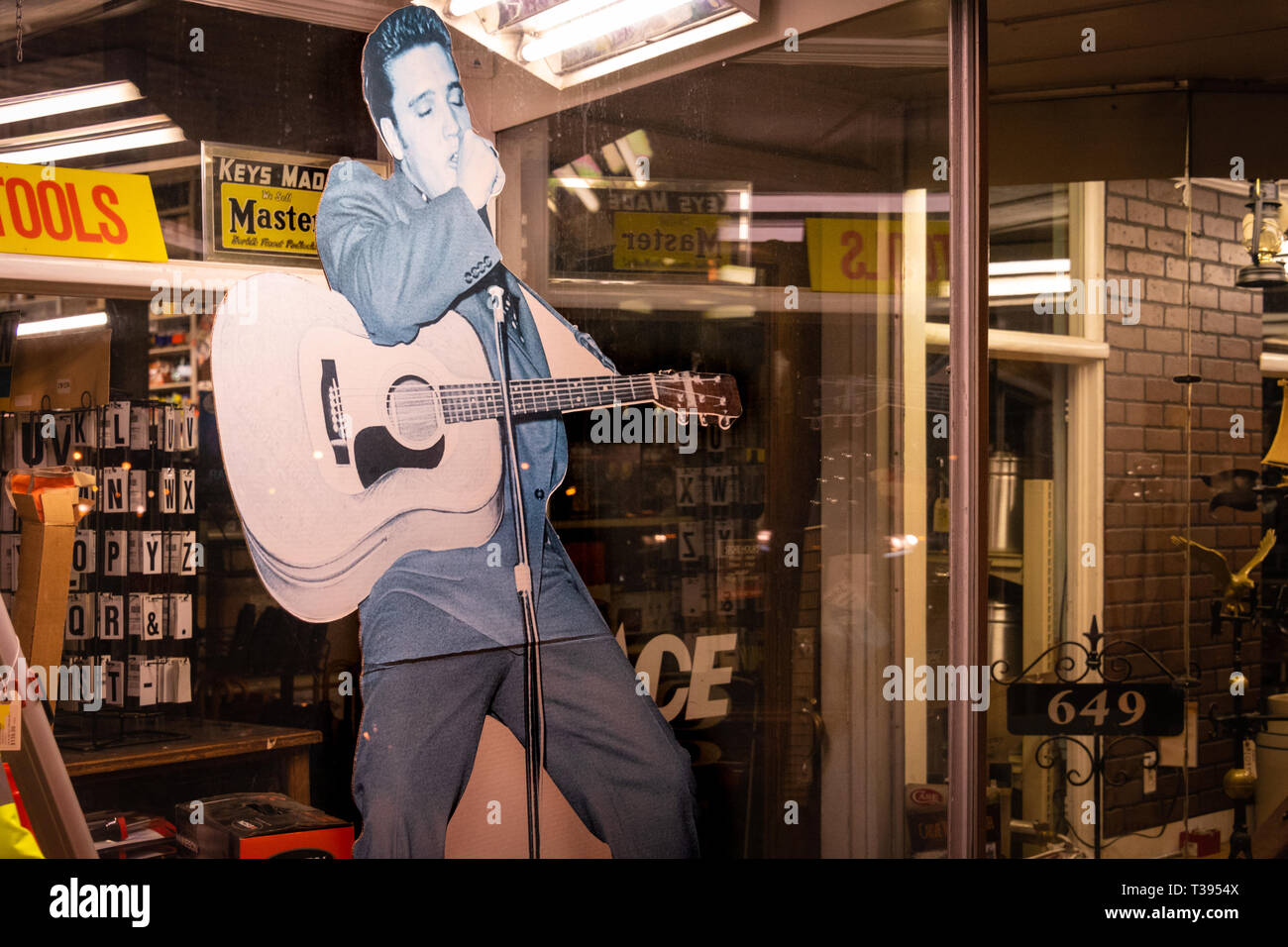 Elvis Presley carton découpe dans la fenêtre de Tupelo Hardware Co. où Gladys Presley acheté son fils de 11 ans sa première guitare en 1946. (USA) Banque D'Images