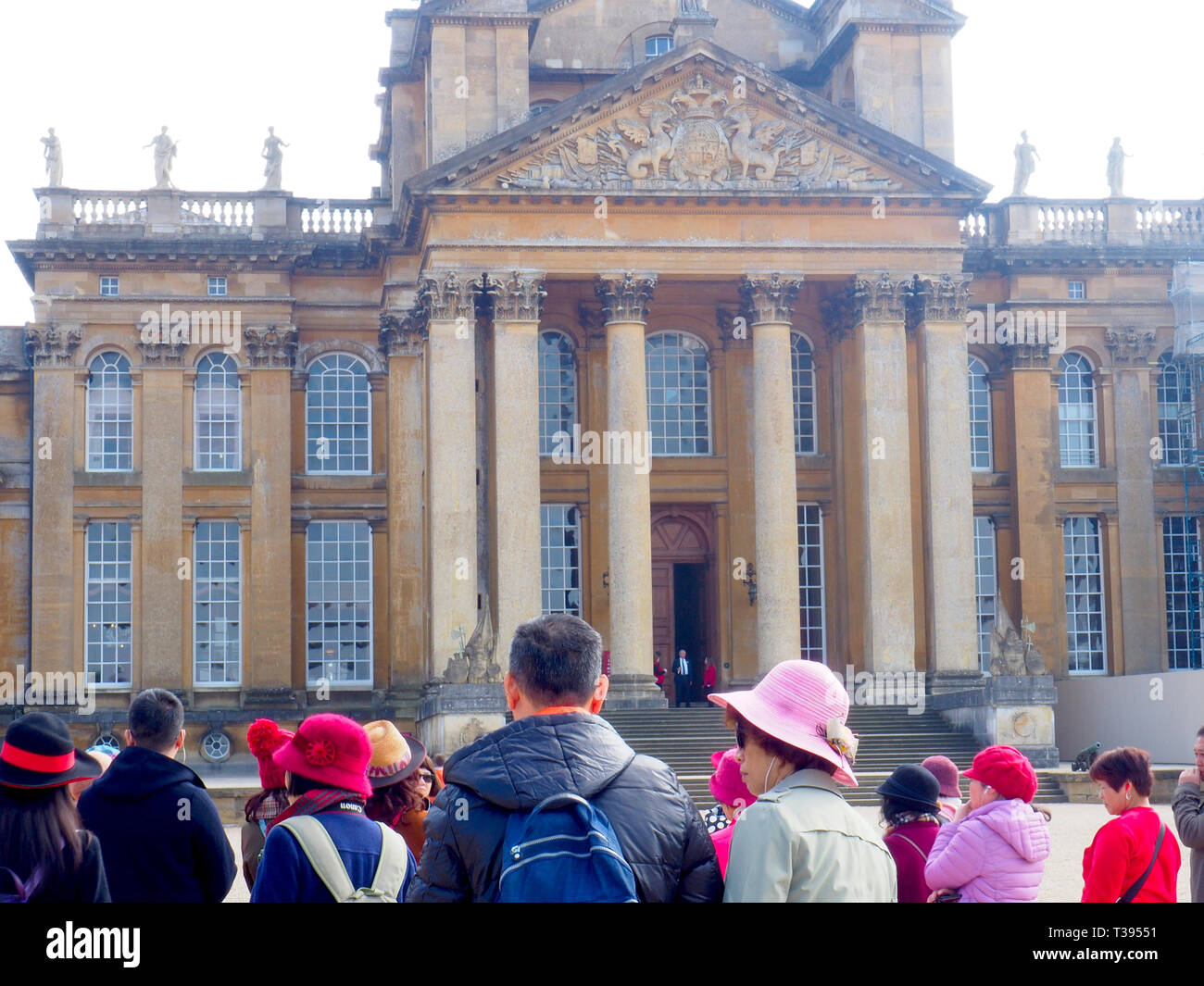 Les visiteurs de Blenheim Palace sur une journée de printemps ensoleillée Banque D'Images