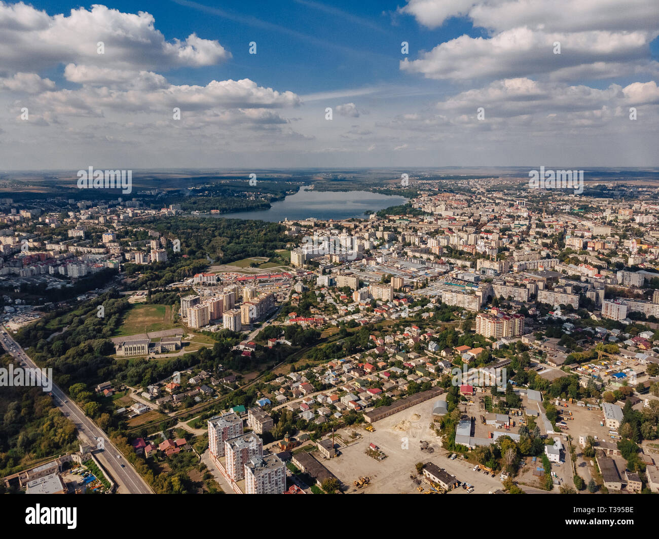 Vue paysage sur la ville sur l'été journée ensoleillée avec des nuages et de l'antenne vue de lac, l'Ukraine, Kiev Banque D'Images