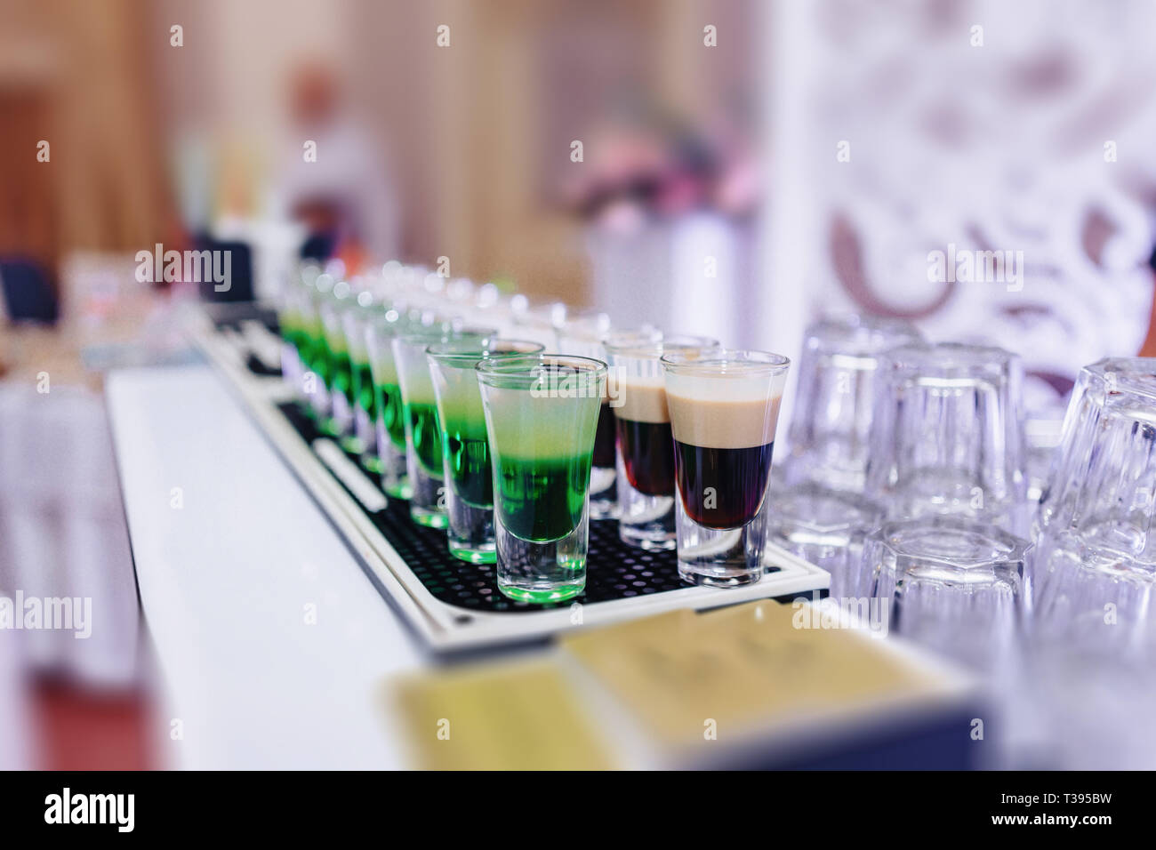 À l'alcool dans les verres et les célébrations des buffets festifs Banque D'Images