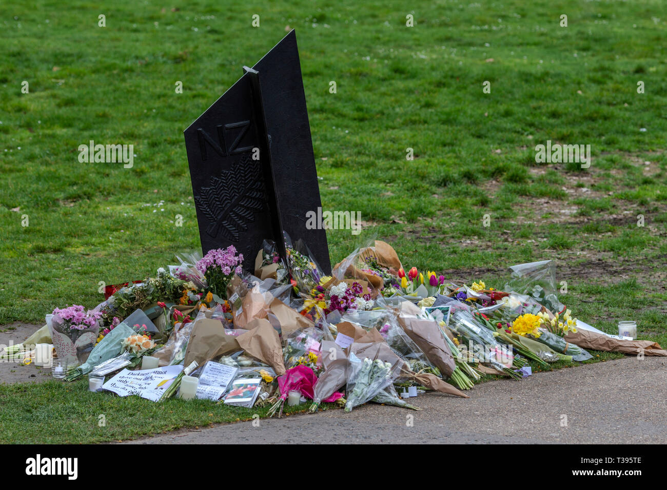 Fleurs autour de la Nouvelle-Zélande War Memorial, Hyde Park Corner, London, pour marquer l'attaque terroriste de Christchurch, Samedi, Mars 23, 2019 Photo : David.Ro Banque D'Images