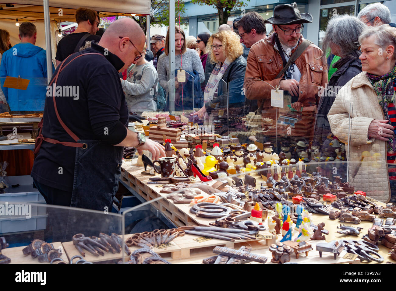 Neuwied, Allemagne - 6 Avril 2019 : un vendeur italien est la vente de bonbons à la fête du chocolat Banque D'Images