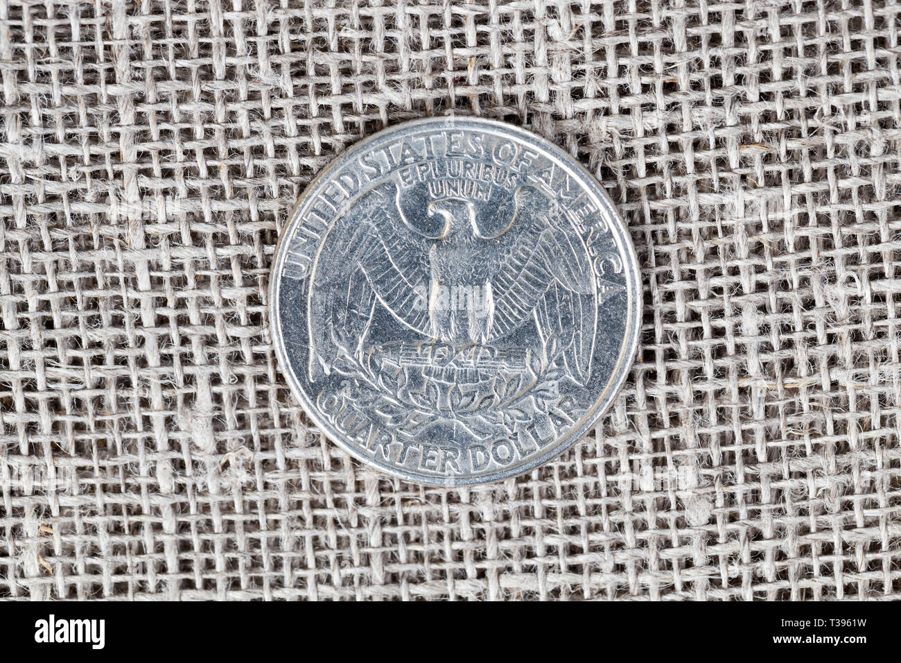 Le linge étendu sur la surface rugueuse de la pièce de 25 cents US, Eagle inverse de la monnaie américaine, un quart de dollar Banque D'Images