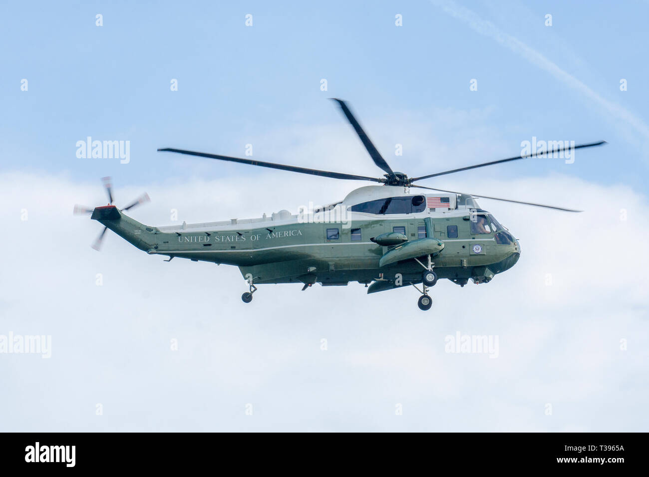 Un Corps des Marines américains Sikorsky VH-3D'hélicoptère Sea King, affecté à l'Escadron d'hélicoptères maritimes 1 (HMX-1), survole le Tidal Basin à Washington D. Banque D'Images